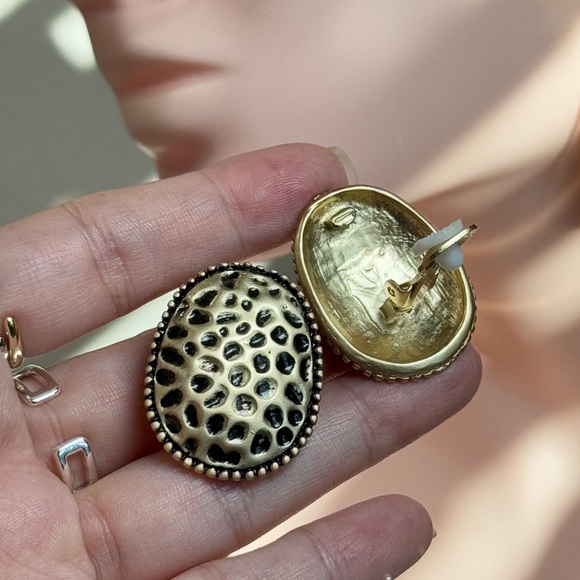 🔥 NEW | Leopard Pattern Gold Textured Earrings 🐆 - Picture 4 of 5